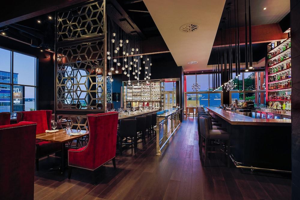 Otl Gouverneur Sherbrooke Kültér fotó The bar at the 360° Sky Lounge