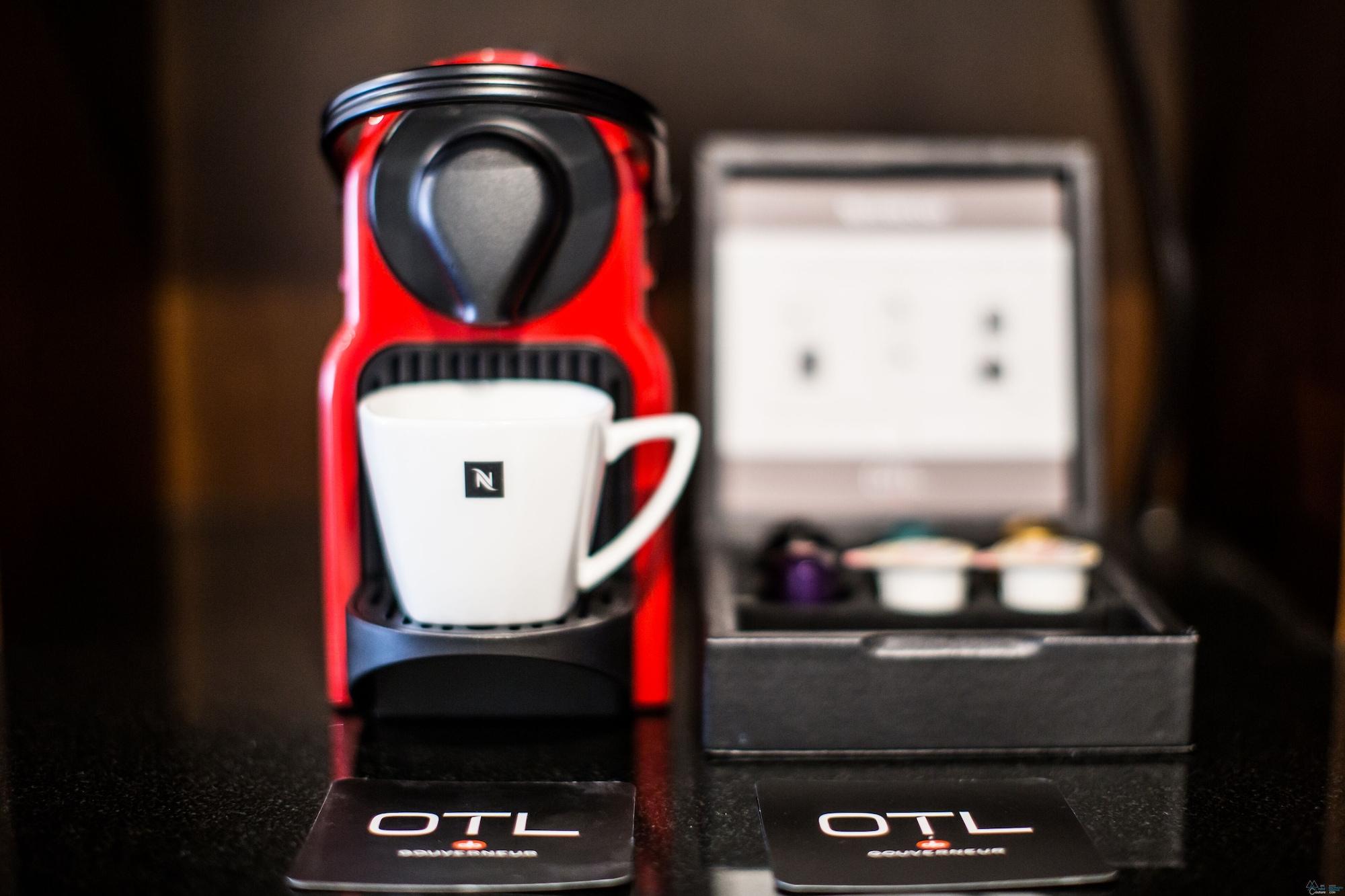 Otl Gouverneur Sherbrooke Kültér fotó A Nespresso Inissia machine
