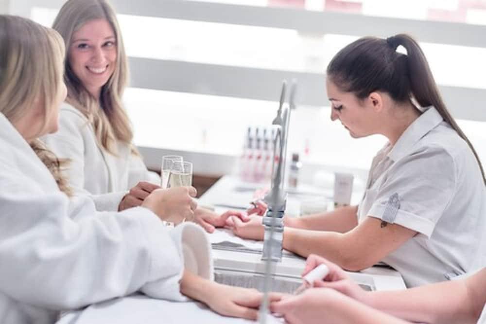Otl Gouverneur Sherbrooke Kültér fotó Students at the International Dermal Institute