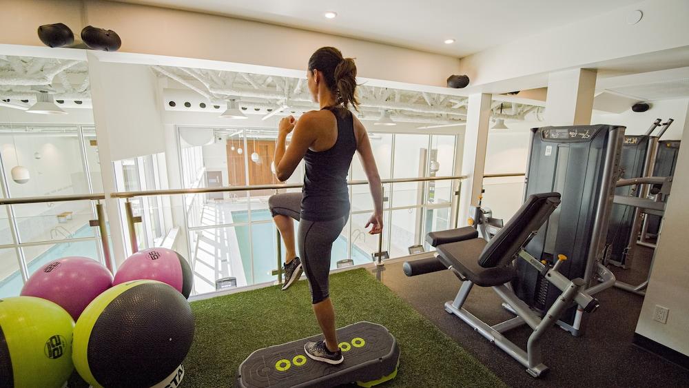Otl Gouverneur Sherbrooke Kültér fotó A woman using a BOSU balance trainer