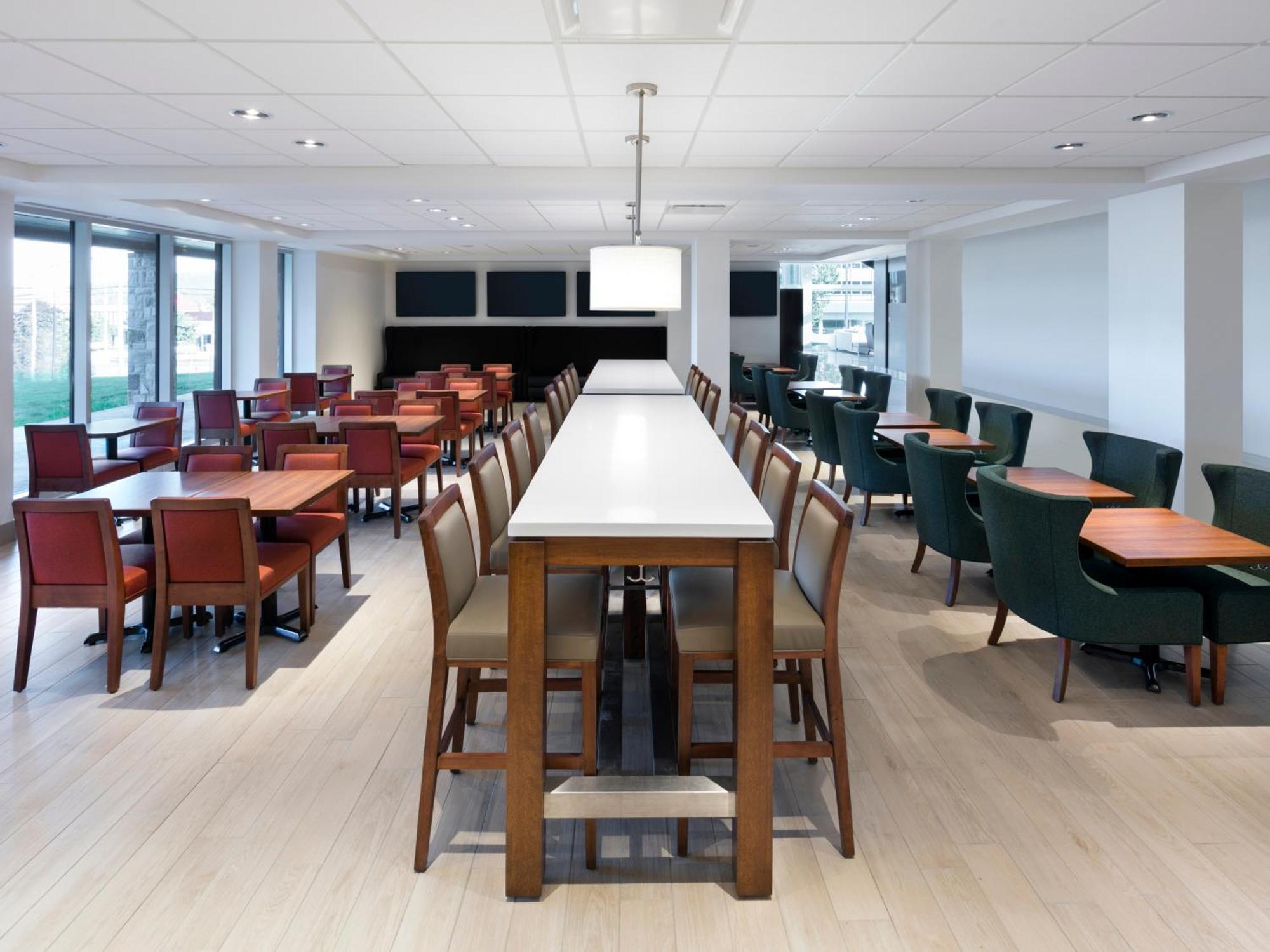 Otl Gouverneur Sherbrooke Kültér fotó The dining room at the new residence hall