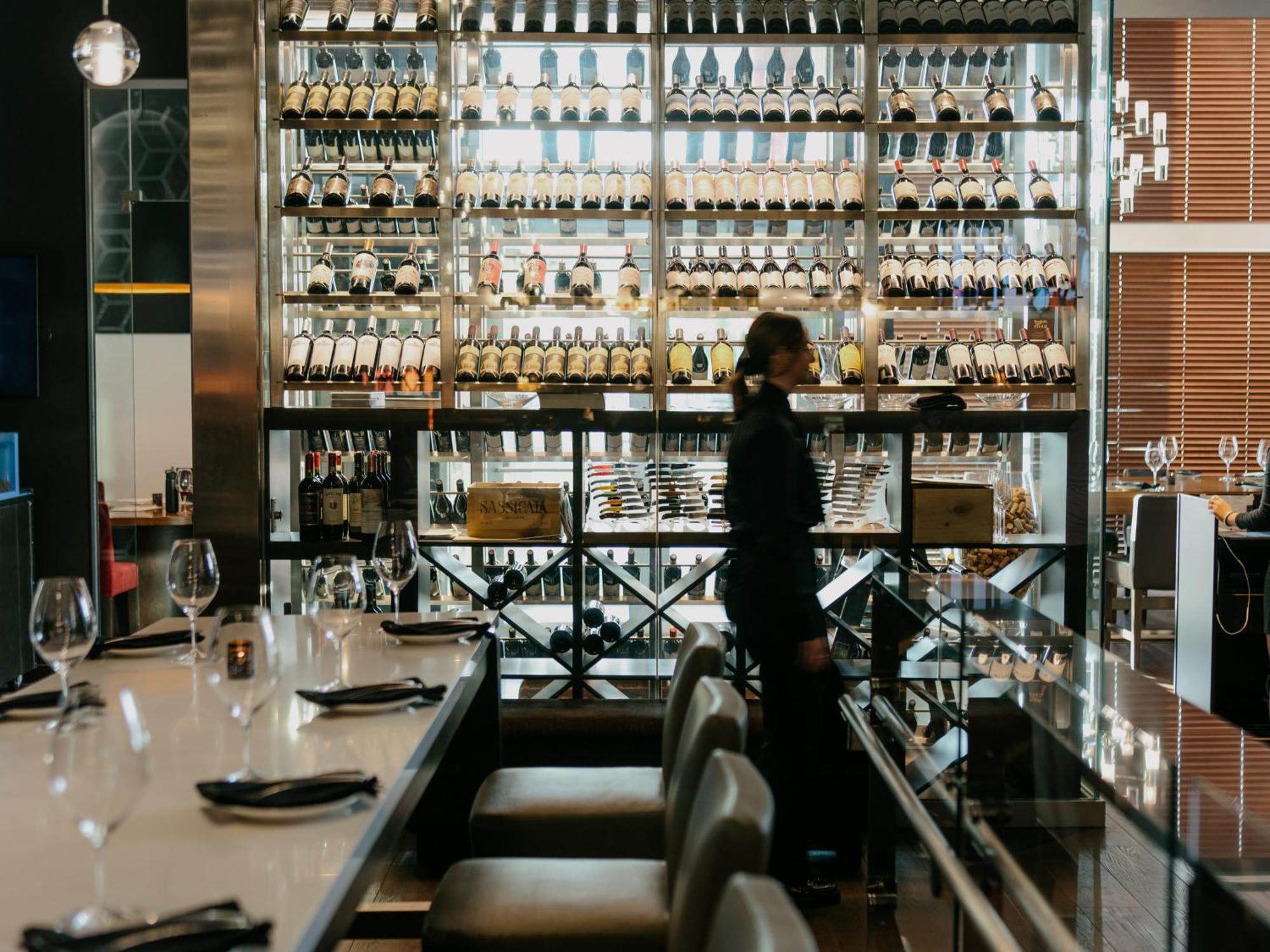 Otl Gouverneur Sherbrooke Kültér fotó Wine bar in Tokyo