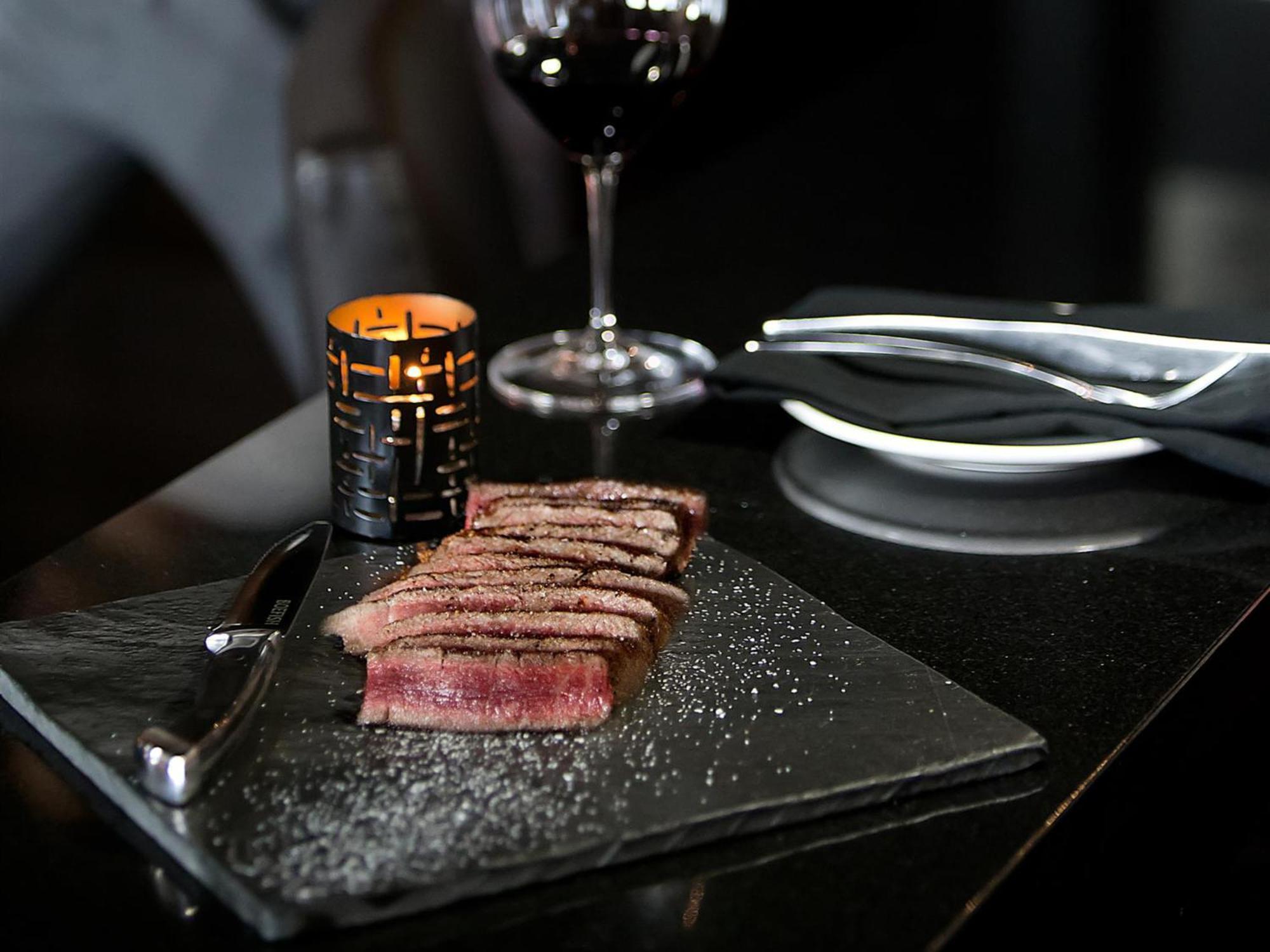 Otl Gouverneur Sherbrooke Kültér fotó A steak at the restaurant