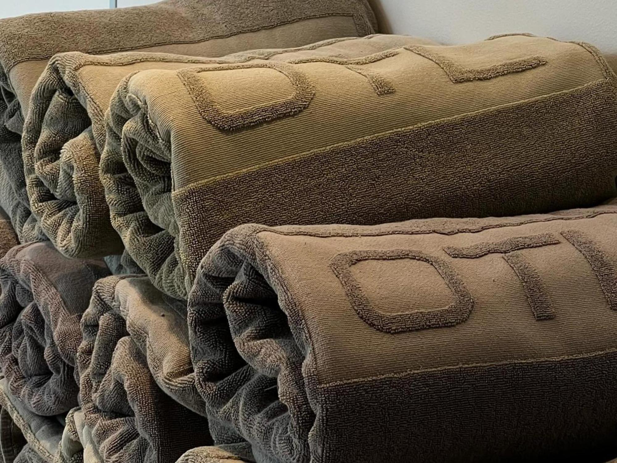 Otl Gouverneur Sherbrooke Kültér fotó A stack of rolled up futons