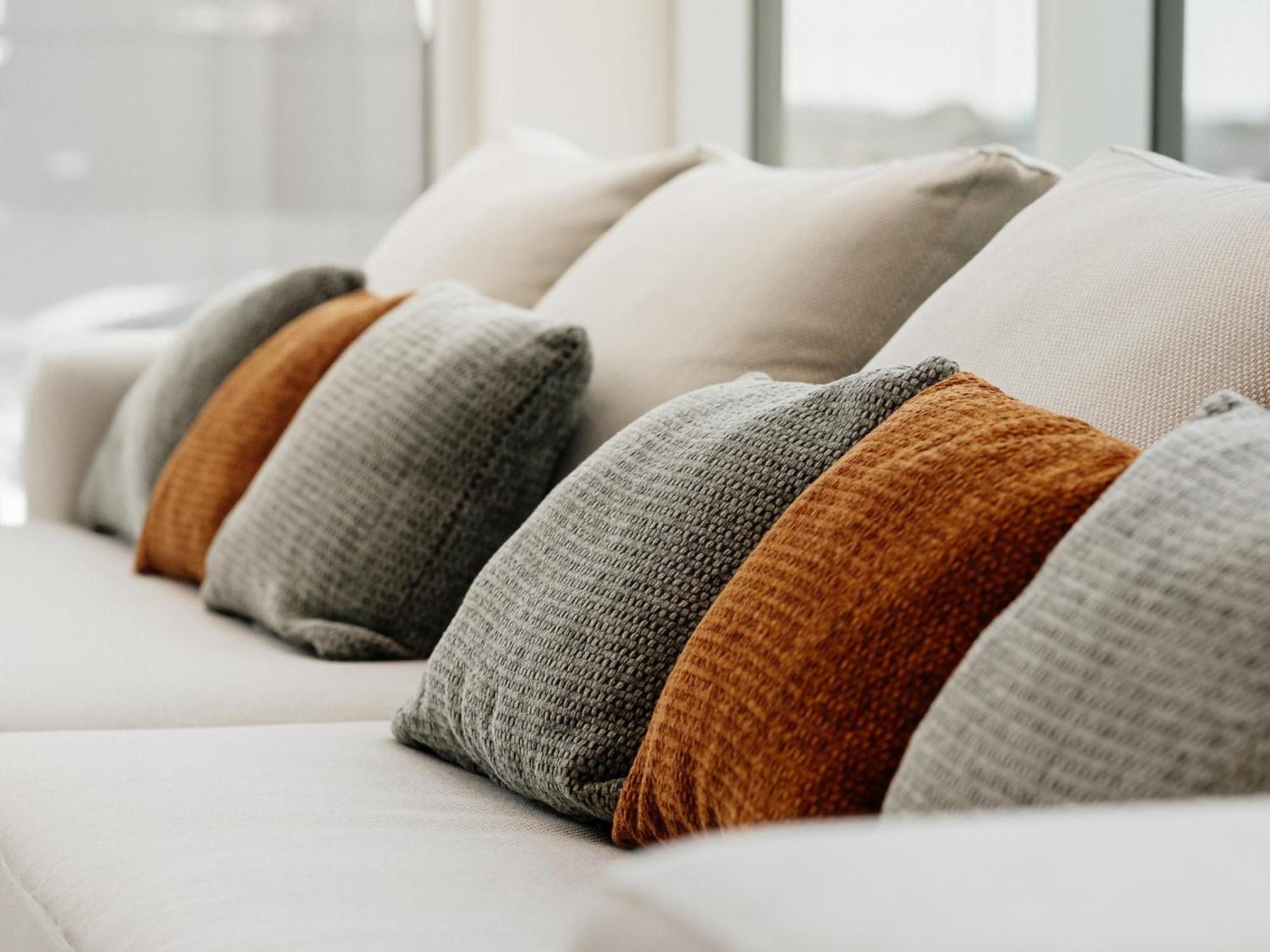 Otl Gouverneur Sherbrooke Kültér fotó Cushions on a sofa