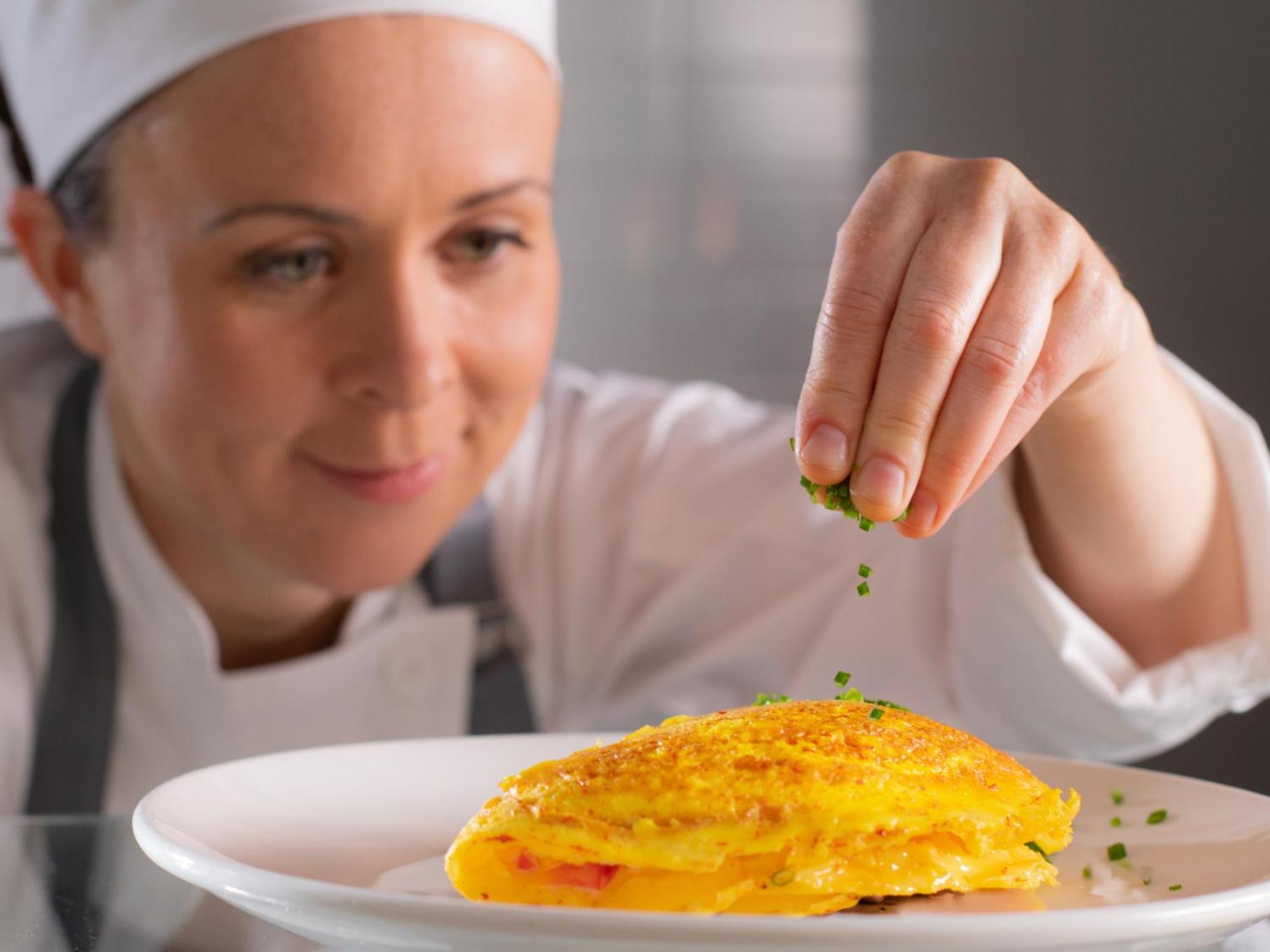Otl Gouverneur Sherbrooke Kültér fotó A chef seasoning a dish