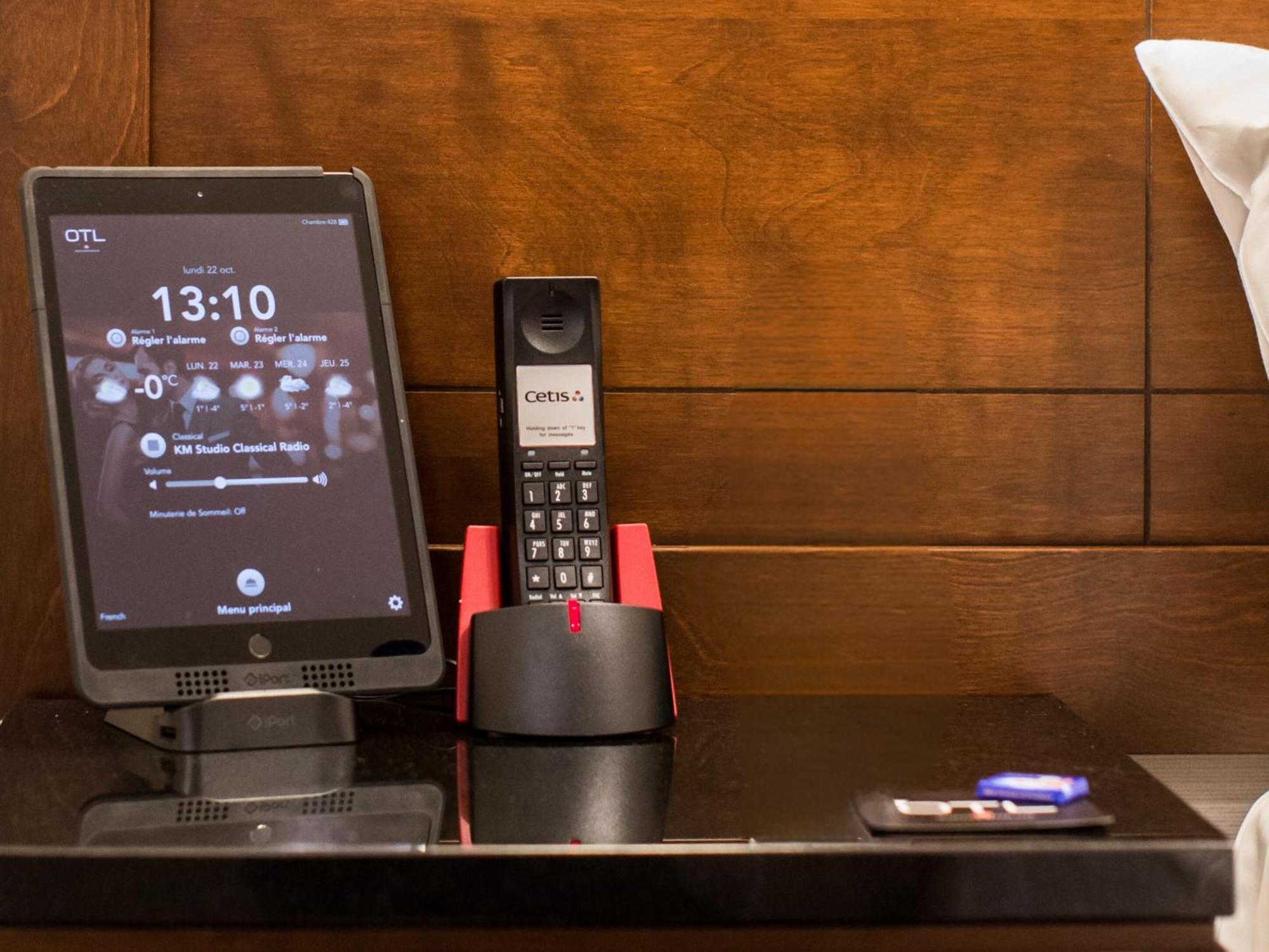 Otl Gouverneur Sherbrooke Kültér fotó A phone and a tablet in a hotel room