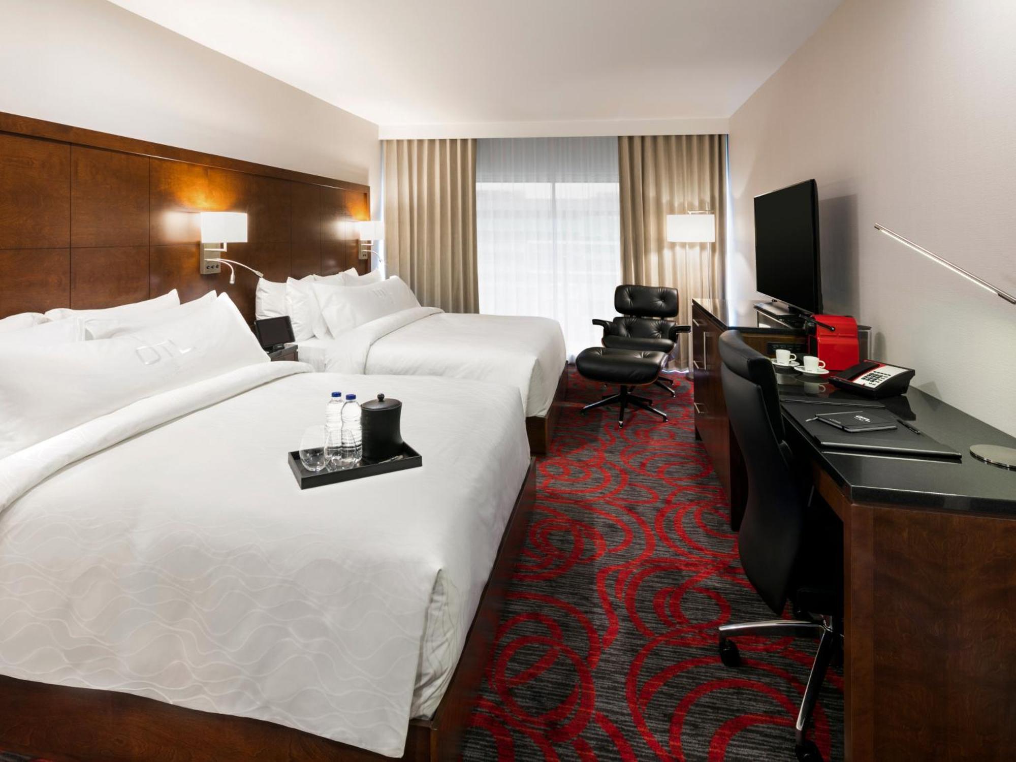 Otl Gouverneur Sherbrooke Kültér fotó A typical guest room at the Renaissance