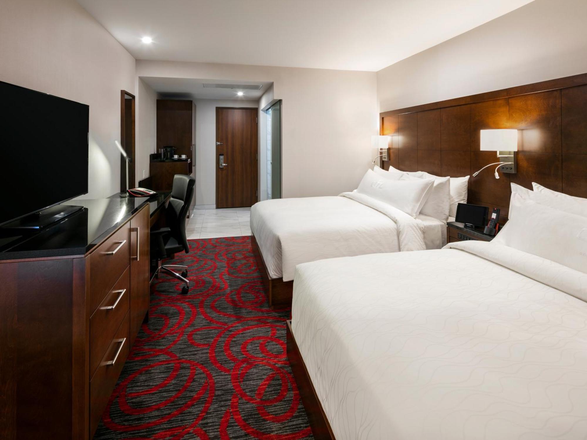 Otl Gouverneur Sherbrooke Kültér fotó A guest room at the Hilton Garden Inn in San Francisco